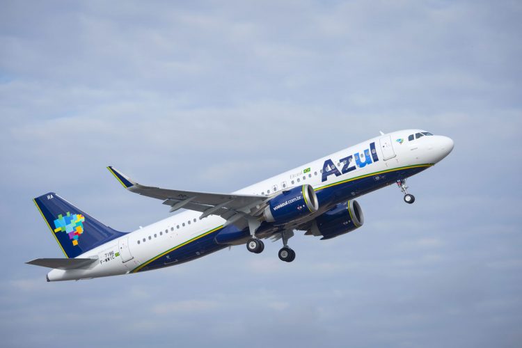 Avião da Azul que ia do Rio para Curitiba volta ao Galeão após problema técnico
