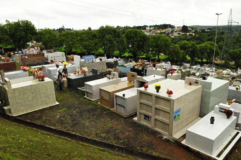 Jazigos com flores no cemitério municipal de Telêmaco Borba