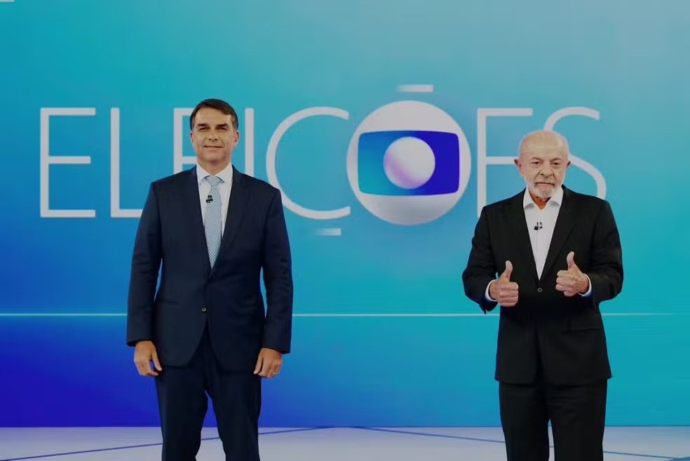 Flávio Bolsonaro e Lula no estúdio do debate da TV Globo