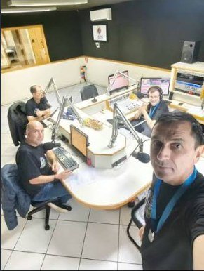 Equipe no estúdio da Rádio Capital do Papel, em Telêmaco Borba
