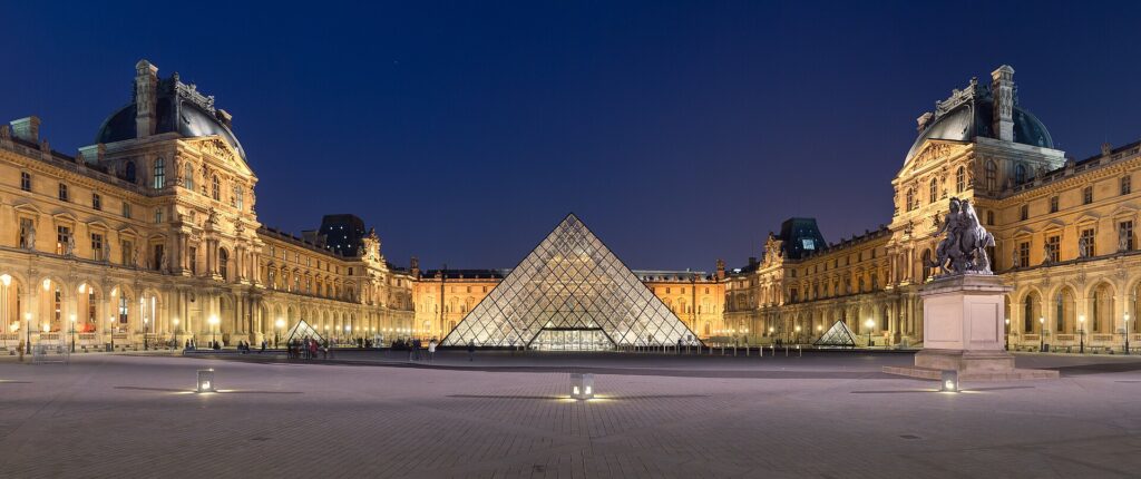 Pirâmide do Museu do Louvre, em Paris