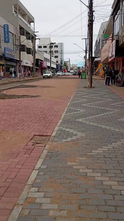 Trecho da Avenida Horácio Klabin com calçada nova e pista ainda sem pavimento final