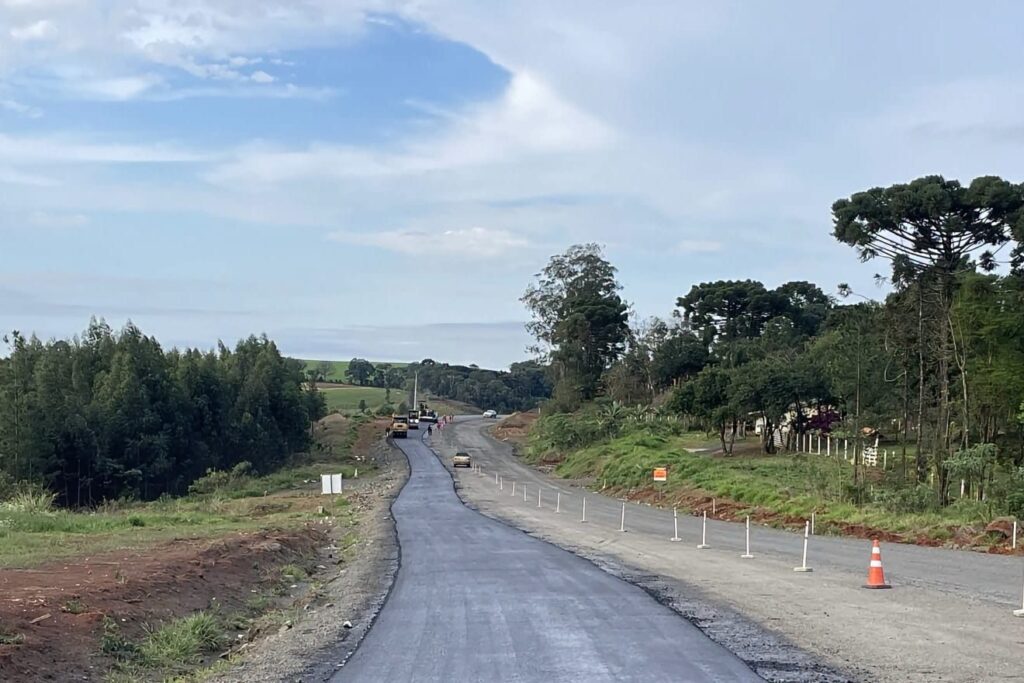 Trecho da PR-160 entre Imbaú e Reserva com nova camada de asfalto e máquinas ao fundo
