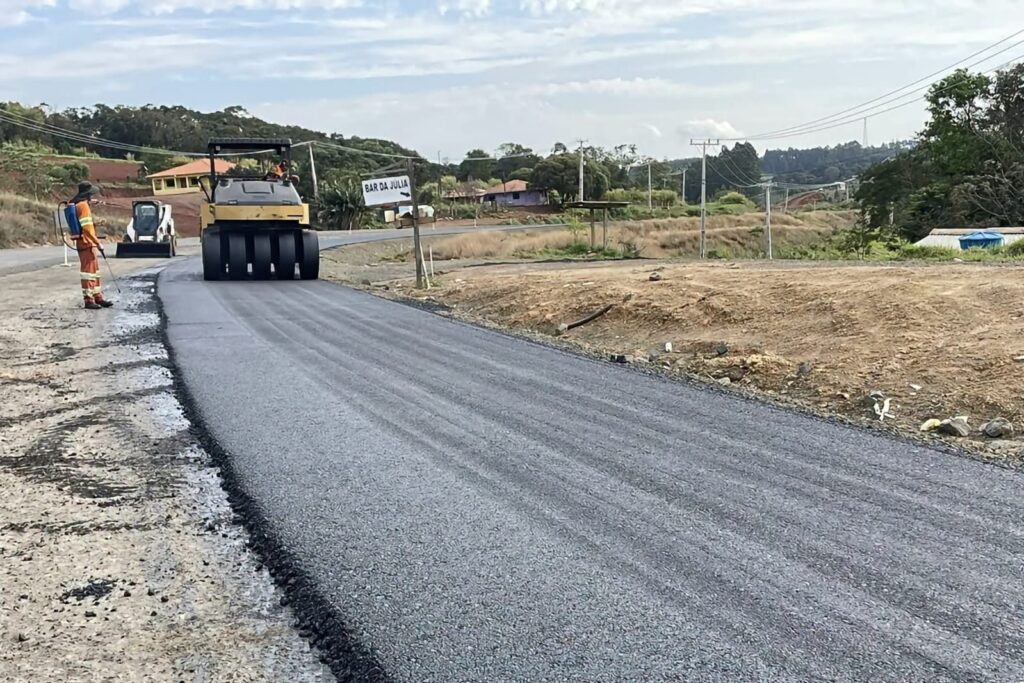 Rolo compactador sobre o asfalto novo da PR-160, perto de Imbaú