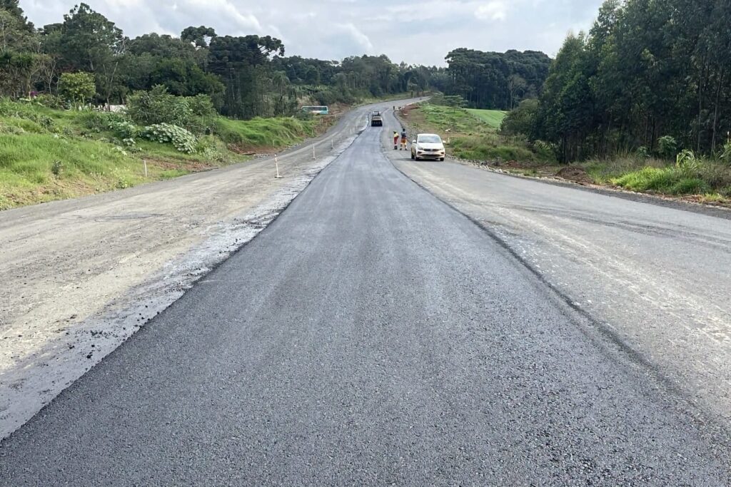 Pista recém-pavimentada da PR-160 entre Imbaú e Reserva