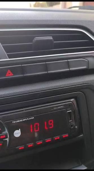 Rádio de carro sintonizado na frequência 101,9 FM